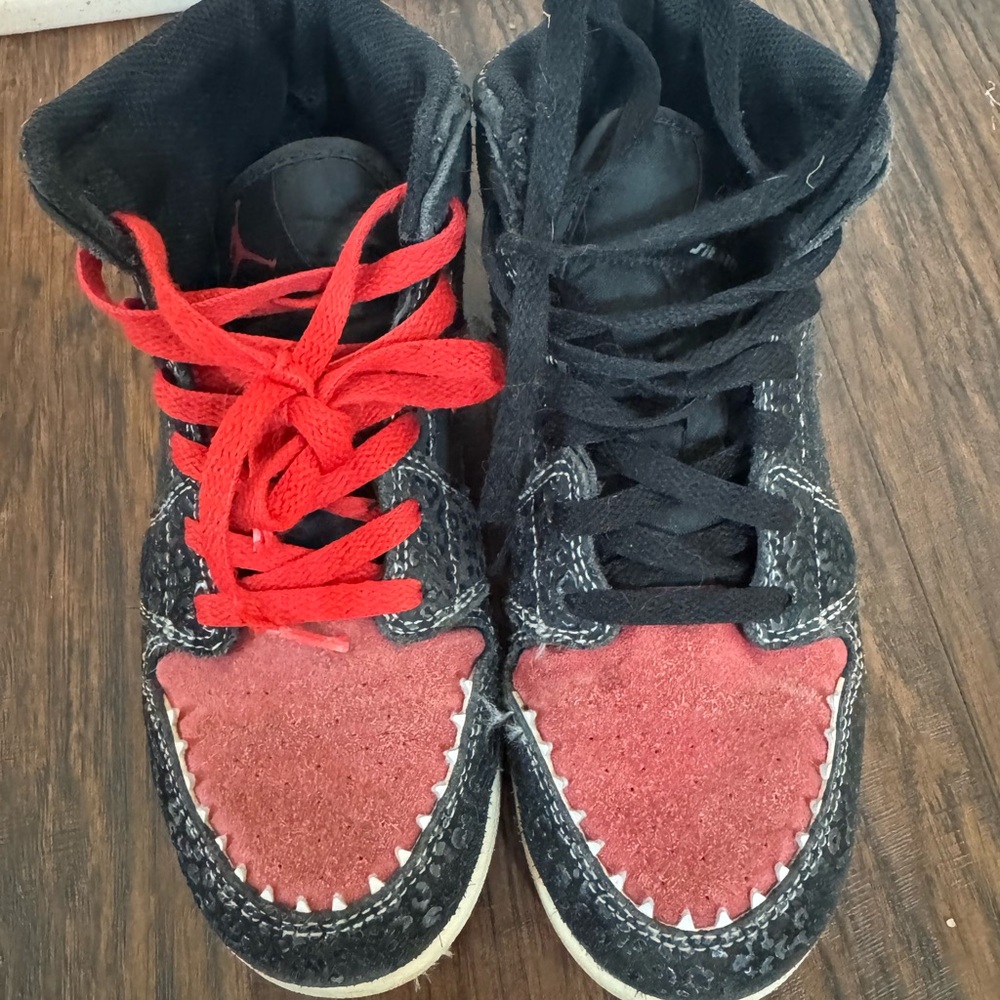 Jordan 1 Mid SE ‘Siempre Familia’ – Size 4.5Y
